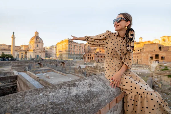 Donna in visita al foro romano di Roma — Foto Stock