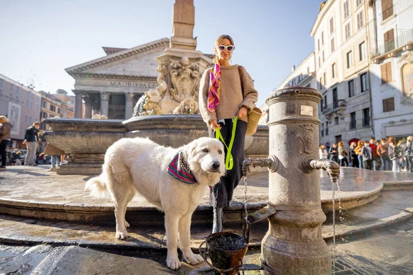 Donna che cammina con il suo cane vicino al Panthenon a Roma — Foto Stock