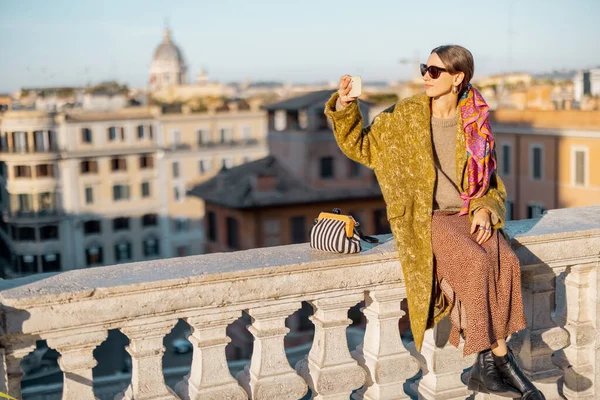 Donna godendo bellissimo paesaggio urbano del mattino di Roma — Foto Stock