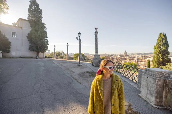 Donna godendo bellissimo paesaggio urbano del mattino di Roma — Foto Stock