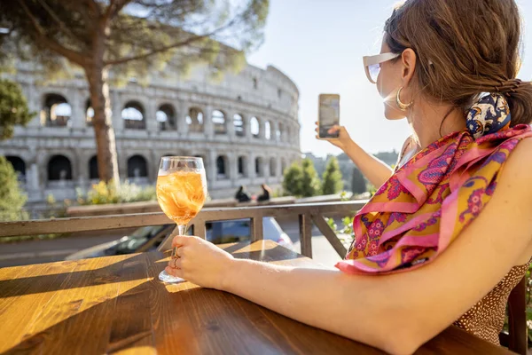 Donna al caffè all'aperto vicino al Colosseo di Roma — Foto Stock
