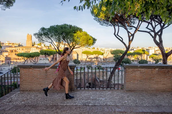 Donna in viaggio a Roma — Foto Stock