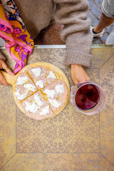 Italiensk pizza och vin på restaurangbordet utomhus — Stockfoto