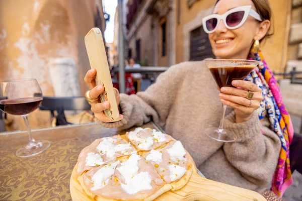 Donna che mangia pizza al ristorante italiano all'aperto — Foto Stock