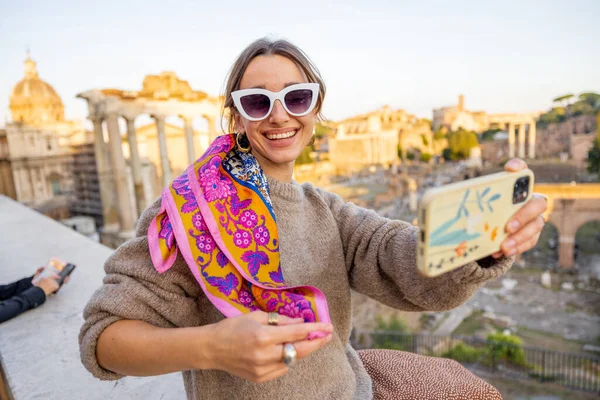 Kvinnan njuter av utsikten över det romerska forumet i Rom — Stockfoto