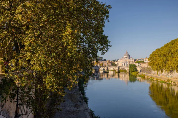 Landschaft am Tiber bei sonnigem Morgen in Rom — Stockfoto