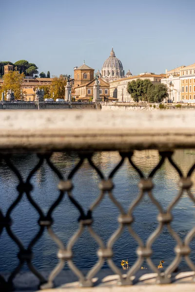 Paisaje del río Tíber y basílica de San Pedro en Roma — Foto de Stock