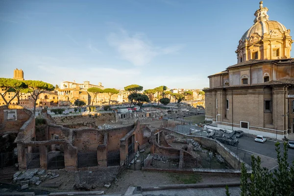 Ruinas en el Foro Romano en Roma al atardecer — Foto de Stock