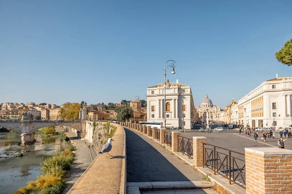 Costa del Tevere vicino al castello e al Vaticano a Roma — Foto Stock