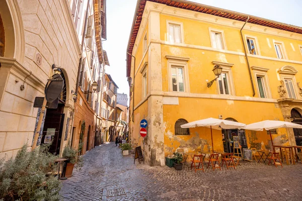 Calle estrecha con cafetería y pequeñas tiendas en Roma —  Fotos de Stock