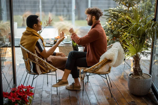 Två manliga vänner firar vinterlov på bakgården — Stockfoto