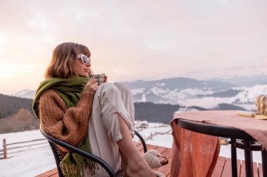 Dağlardaki terasta dinlenen bir kadın