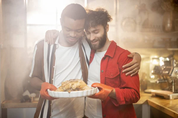Deux gars avec repas cuisiné ensemble sur la cuisine — Photo