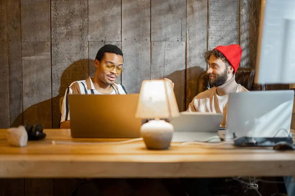 Gay casal trabalho no computadores no casa escritório — Fotografia de Stock