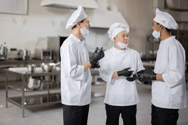 Chefs ter alguma conversa na cozinha profissional no trabalho — Fotografia de Stock