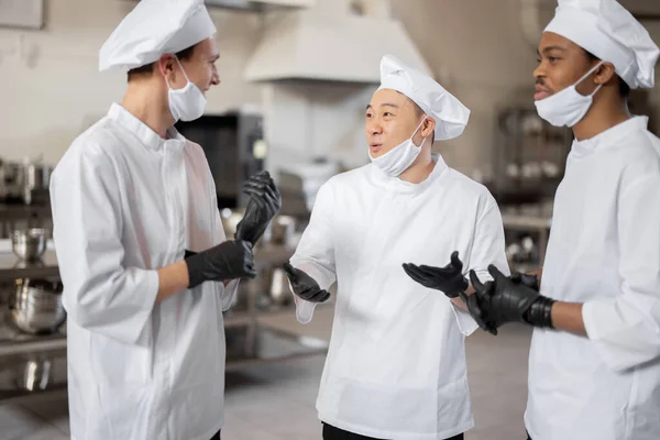 Chefs tienen alguna conversación en la cocina profesional en el trabajo — Foto de Stock