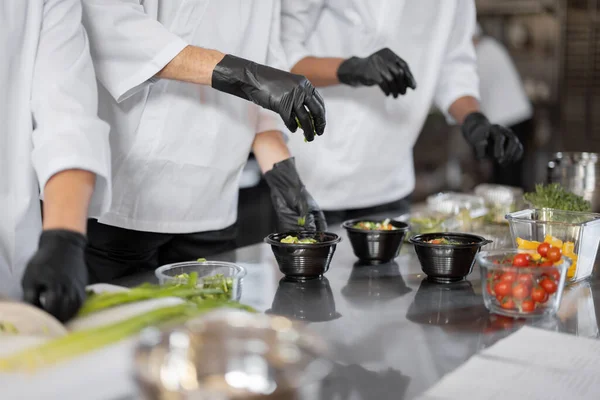 Chefs preparar comida takeaway na cozinha profissional — Fotografia de Stock