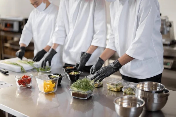 Chefs preparan comida para llevar en cocina profesional —  Fotos de Stock