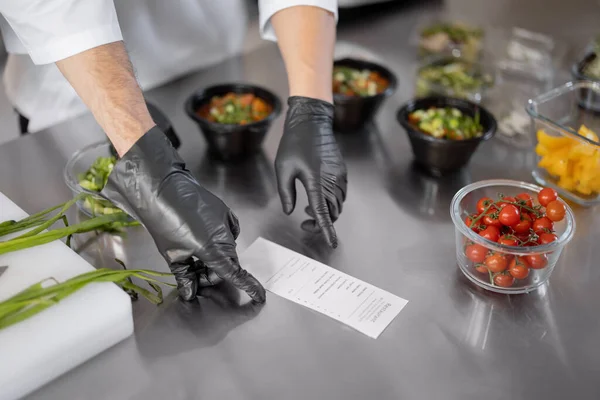 Chefs cozinhar alimentos para entrega na cozinha profissional — Fotografia de Stock