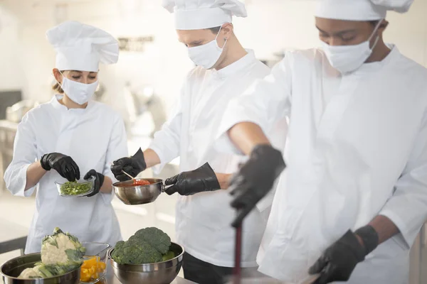 Equipe multirracial de cozinheiros chef cozinhar juntos na cozinha — Fotografia de Stock