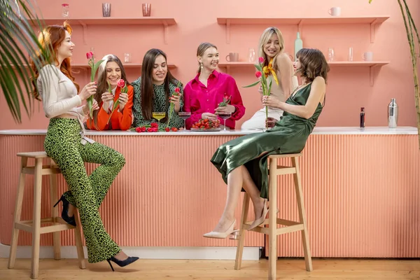 Mädchen feiern Frühlingsferien drinnen — Stockfoto