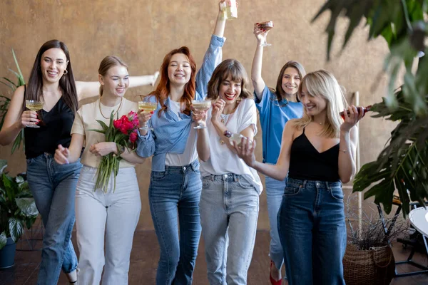 Genç kadınlar evde kutlama yapıyorlar. — Stok fotoğraf