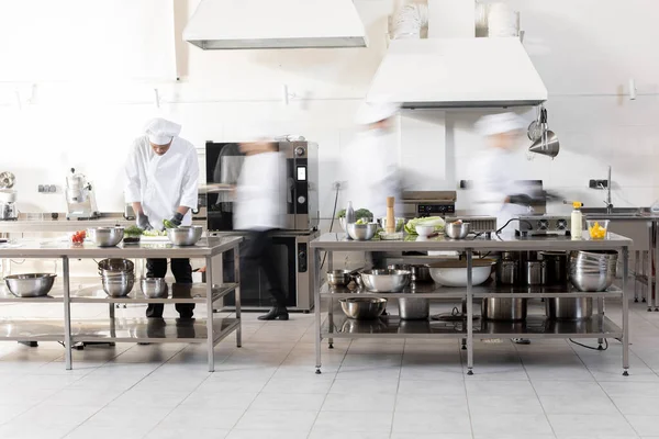 Kockar som arbetar i professionellt kök — Stockfoto