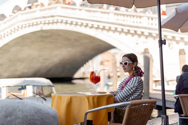 女人在大运河的室外咖啡馆休息，去威尼斯旅行 — 图库照片