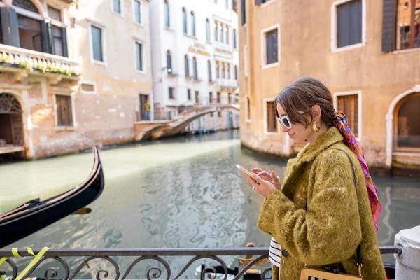 Mulher com telefone viajando em Veneza — Fotografia de Stock