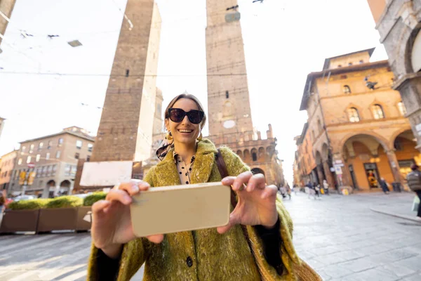 Vrouw op reis in Bologna, Italië — Stockfoto