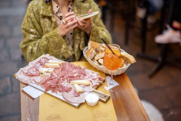 Kadınlar açık havada İtalyan gastronomisinden hoşlanırlar. — Stok fotoğraf