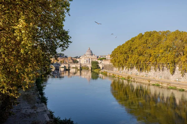 Paisagem do rio Tibre na manhã ensolarada em Roma — Fotografia de Stock