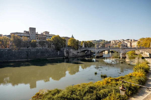 Paisagem do rio Tibre no dia ensolarado de outono em Roma — Fotografia de Stock