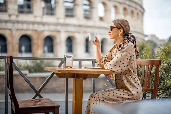 Mulher no café ao ar livre em frente ao coliseu em Roma, Itália — Fotografia de Stock