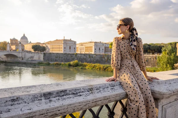 Mujer disfrutando de la vista en la mañana Roma ciity —  Fotos de Stock