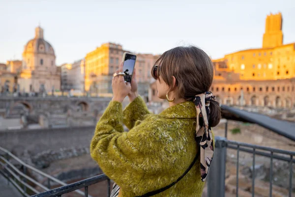 Γυναίκα λήψη φωτογραφιών του ρωμαϊκού φόρουμ, ενώ ταξιδεύετε στη Ρώμη — Φωτογραφία Αρχείου
