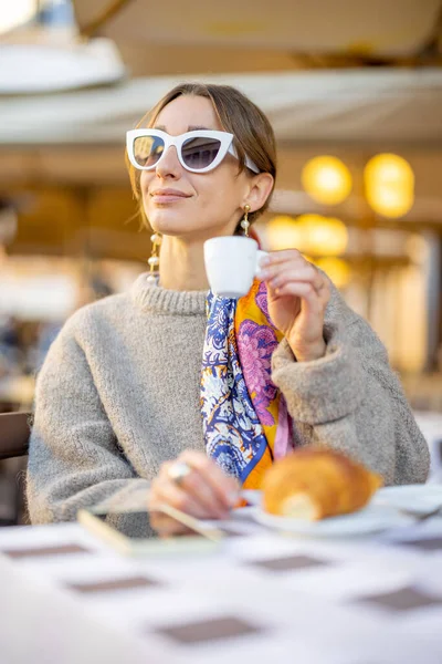 Стильная женщина сидит на террасе кафе в Риме — стоковое фото