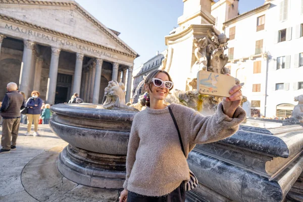 Donna incinta in viaggio a Roma — Foto Stock