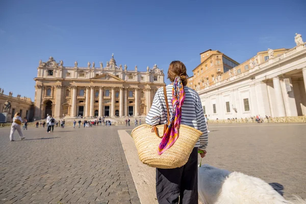 Elegante donna cammina con un cane in Vaticano — Foto Stock