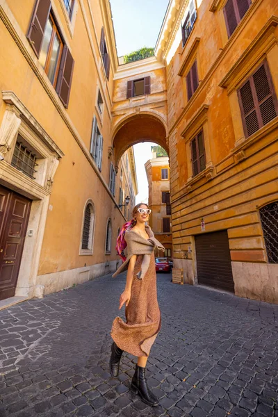 Donna cammina sulla stretta vecchia strada di Roma — Foto Stock