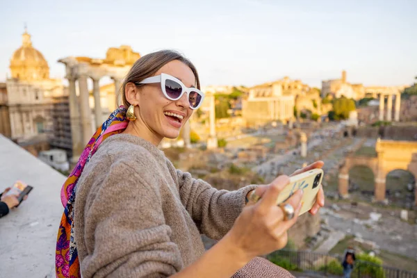 Woman enjoying view on the Roman forum in Rome — Stock Photo, Image