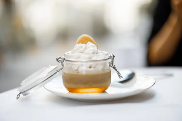 Tiramisu-Dessert im Glas am Restauranttisch. — Stockfoto