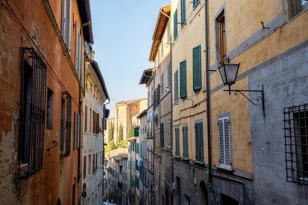 Visa på smal och mysig gata i Siena, Italien — Stockfoto