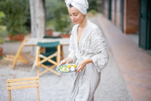 Vrouw die ontbijt tijdens het rusten in het hotel in de ochtend tijd — Stockfoto