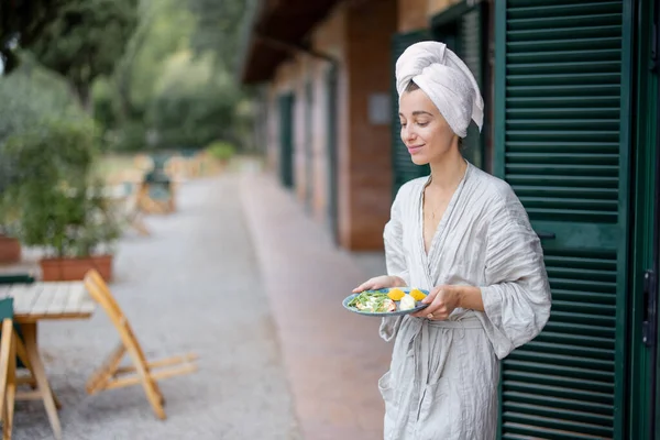 Mujer que lleva el desayuno durante el descanso en el hotel por la mañana —  Fotos de Stock
