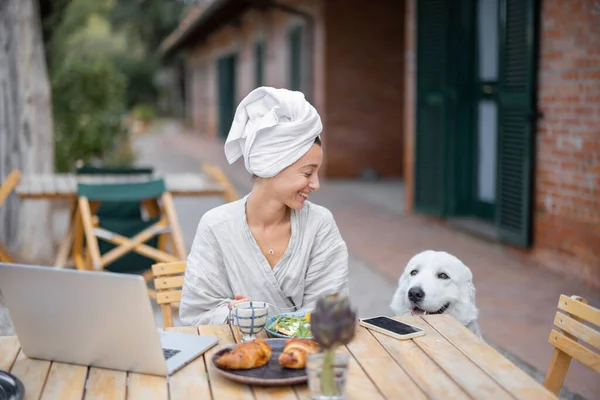 Mujer desayunando en la terraza del hotel en la naturaleza —  Fotos de Stock