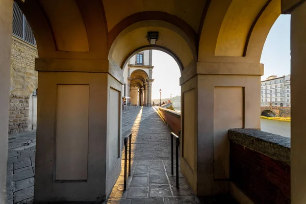 Vacker arkad nära berömda Ponte Vecchio på Arno floden i Florens — Stockfoto