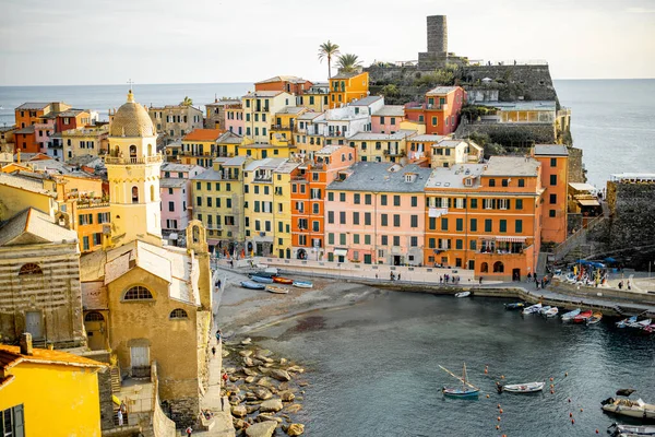 Krajina pobřeží s vesnicí Vernazza v Itálii — Stock fotografie