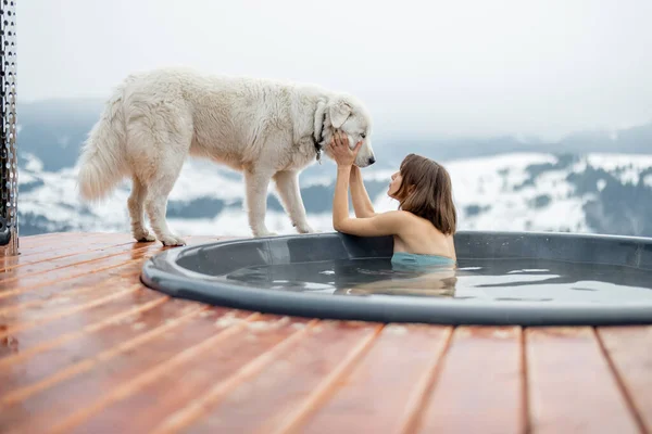 Femme se reposer avec un chien à la montagne — Photo