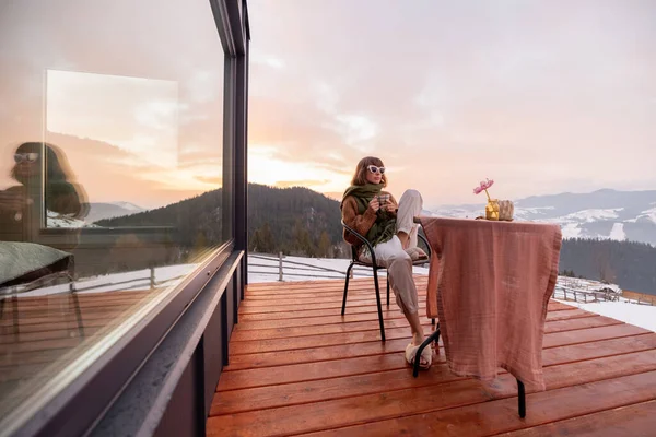 Mujer descansando en casa terraza en las montañas —  Fotos de Stock